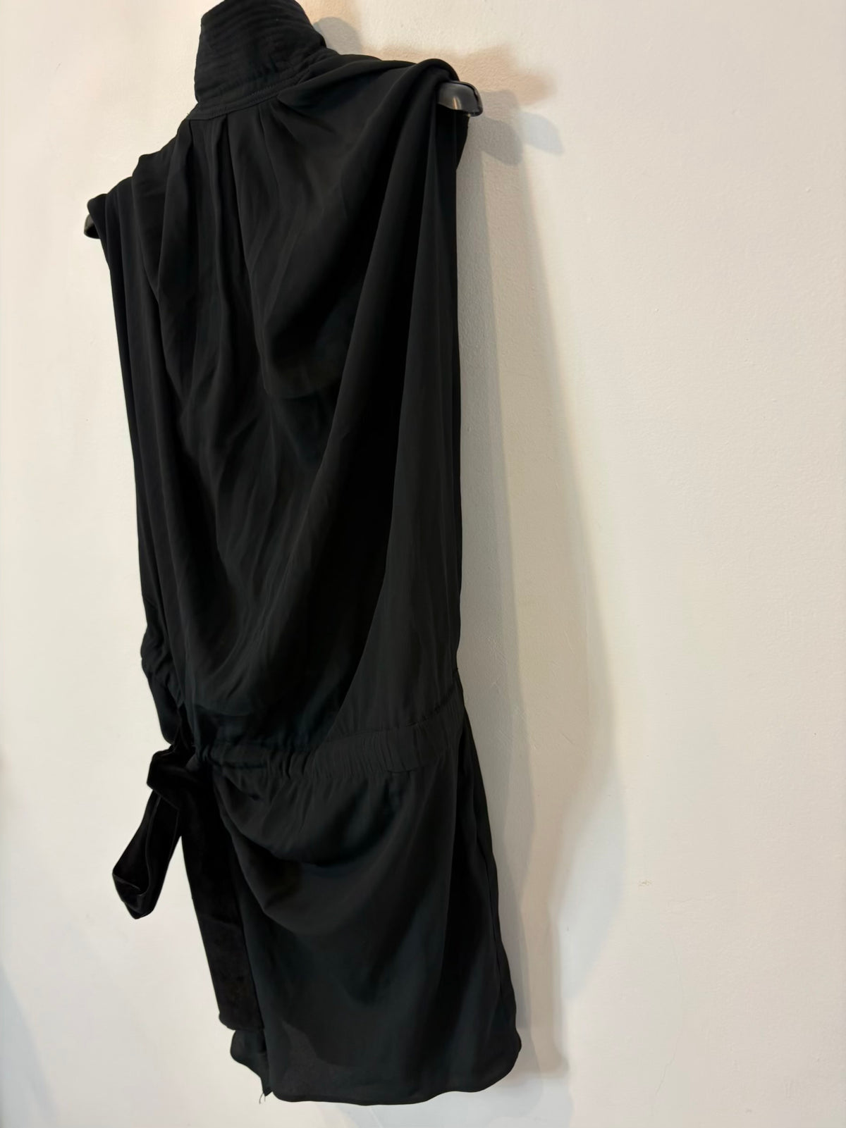 ZARA x STEFANO PILATI. Vestido negro detalles