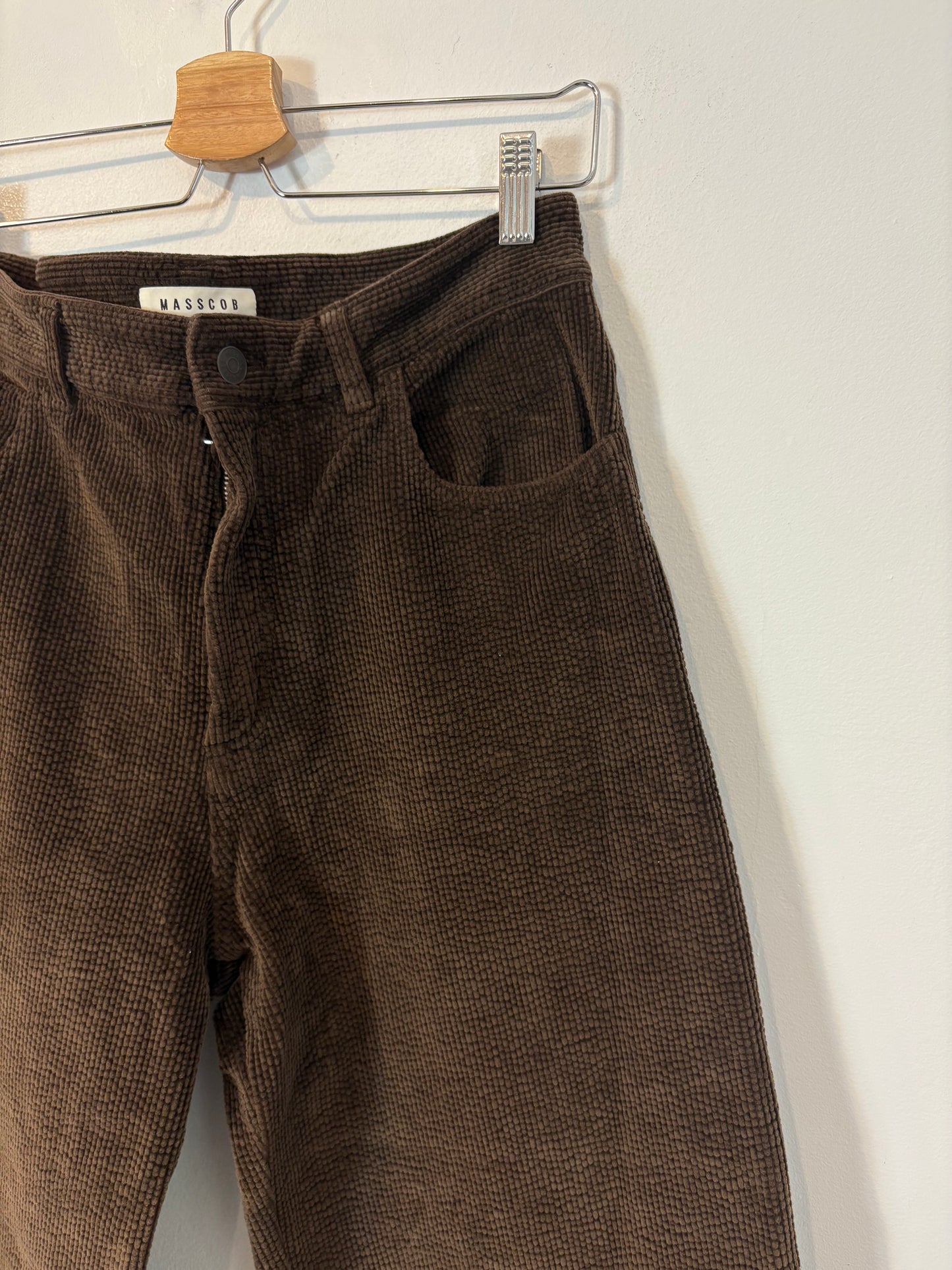 MASSCOB. Pantalón marrón textura pata ancha