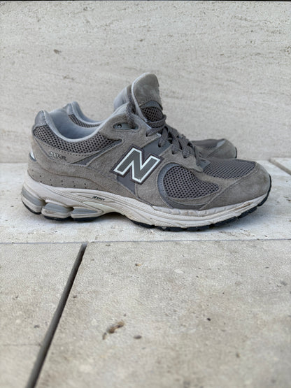 NEW BALANCE. Zapatillas modelo 2002R. T 40