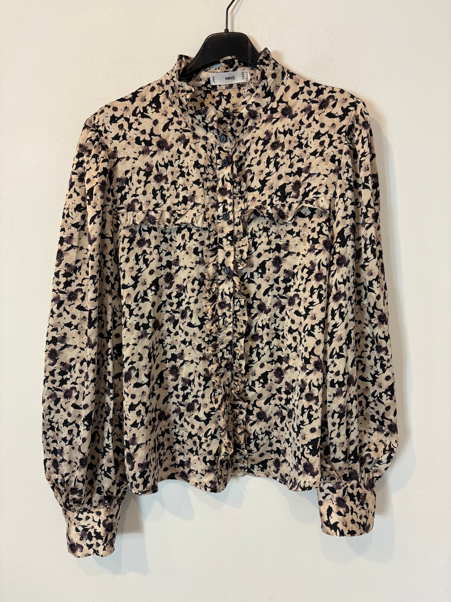 MANGO. Blusa estampado cuello volante