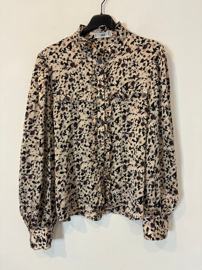 MANGO. Blusa estampado cuello volante