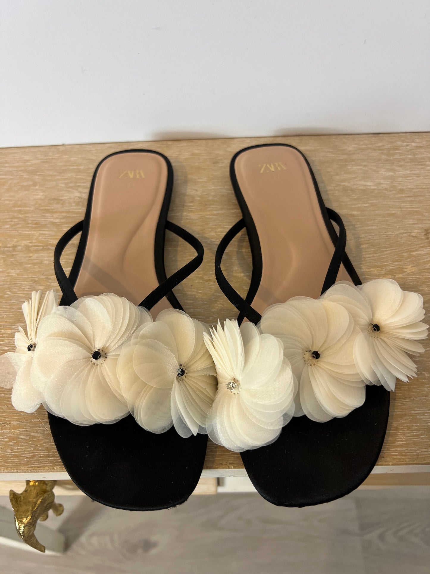 ZARA. Sandalia plana hojas tela. T 37