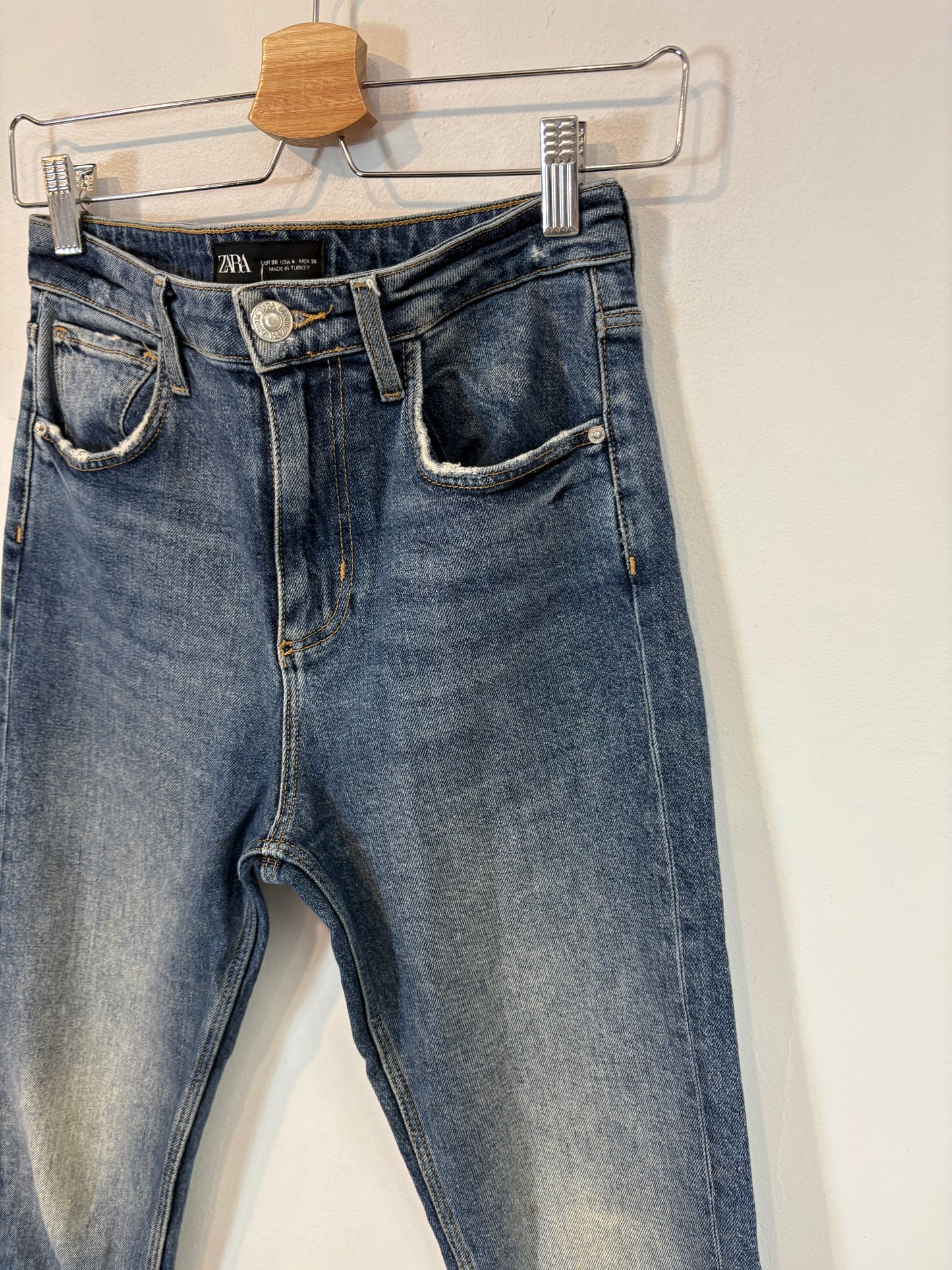 ZARA. Denim semi elástico cintura alta. T 36
