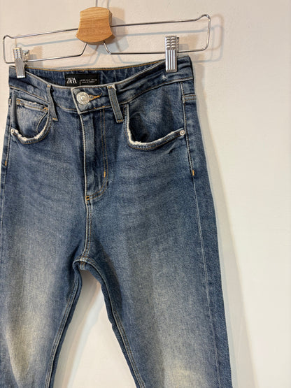 ZARA. Denim semi elástico cintura alta. T 36