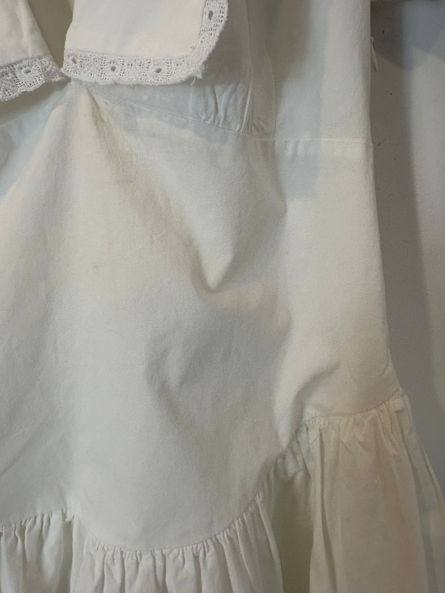 ZARA. Vestido blanco cuello