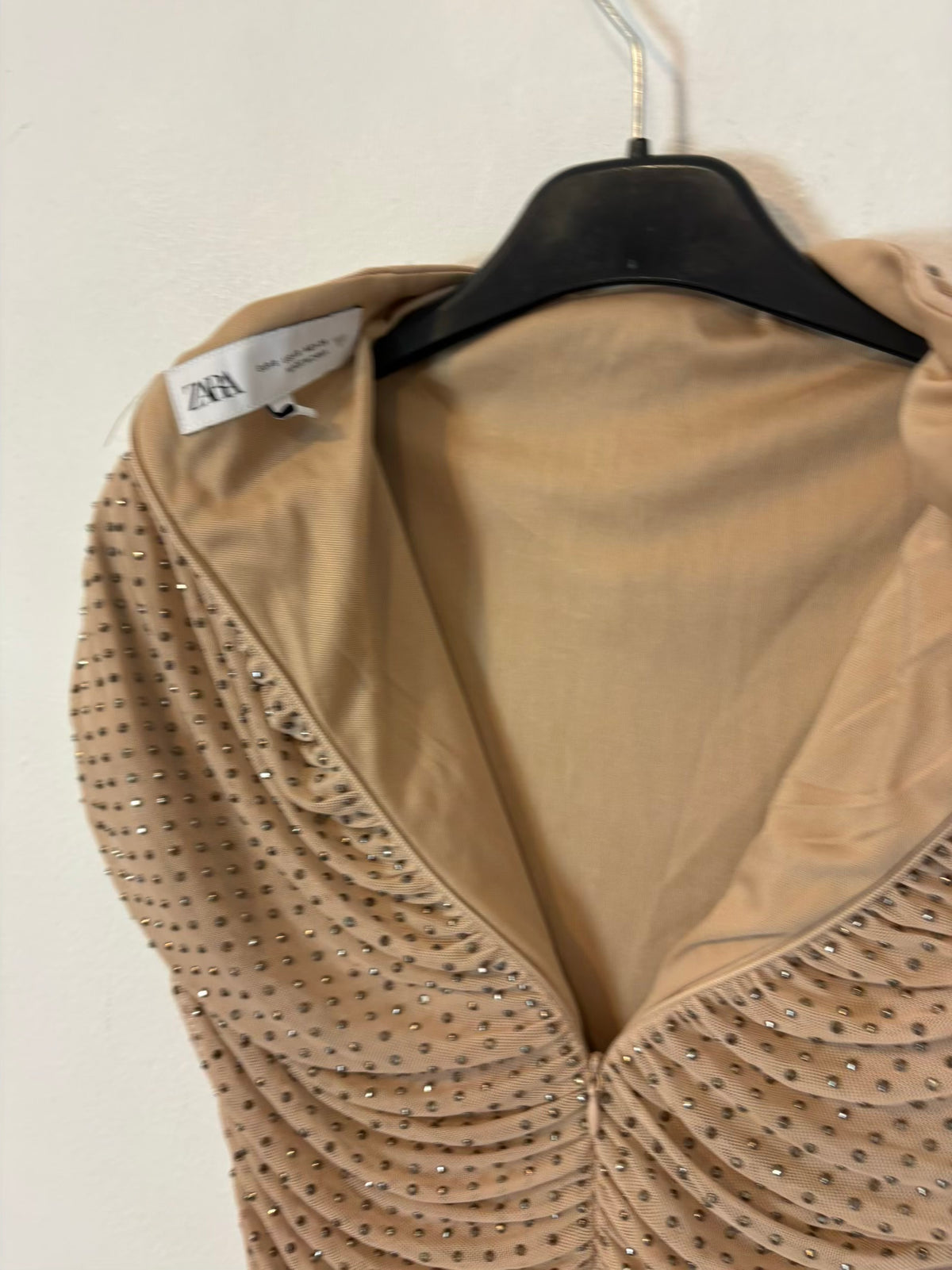 ZARA. Vestido fruncidos y tachuelas mini