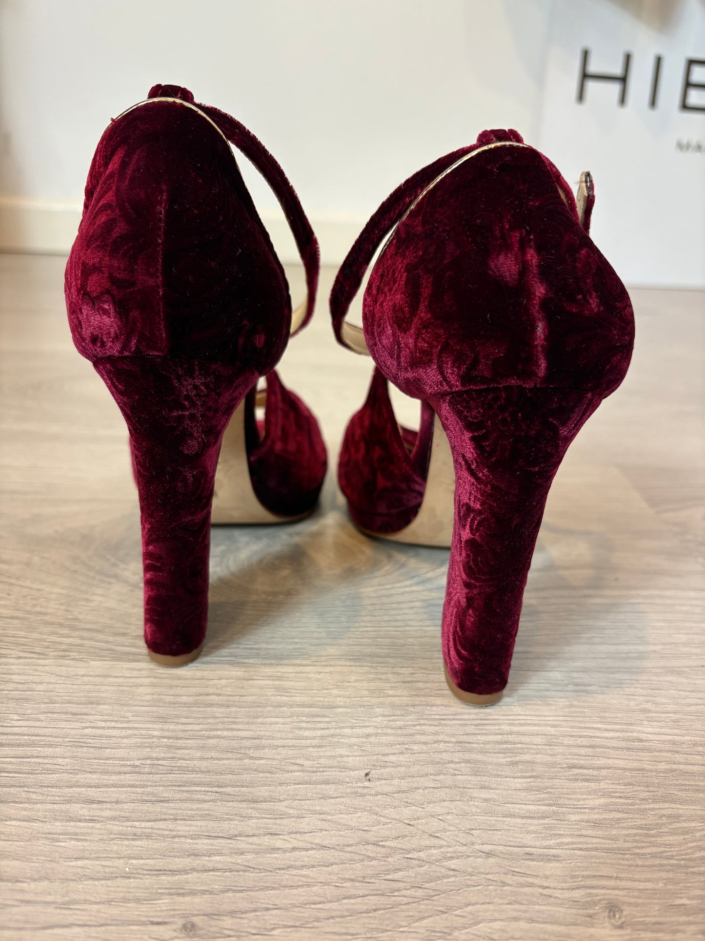 JUST+ ENE. Sandalia terciopelo burdeos