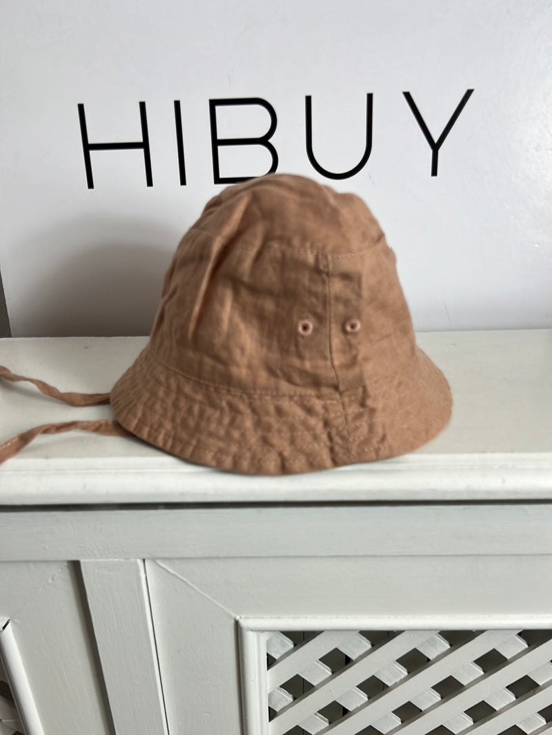 H&M. Bucket rosa oscuro. T 9-12  meses