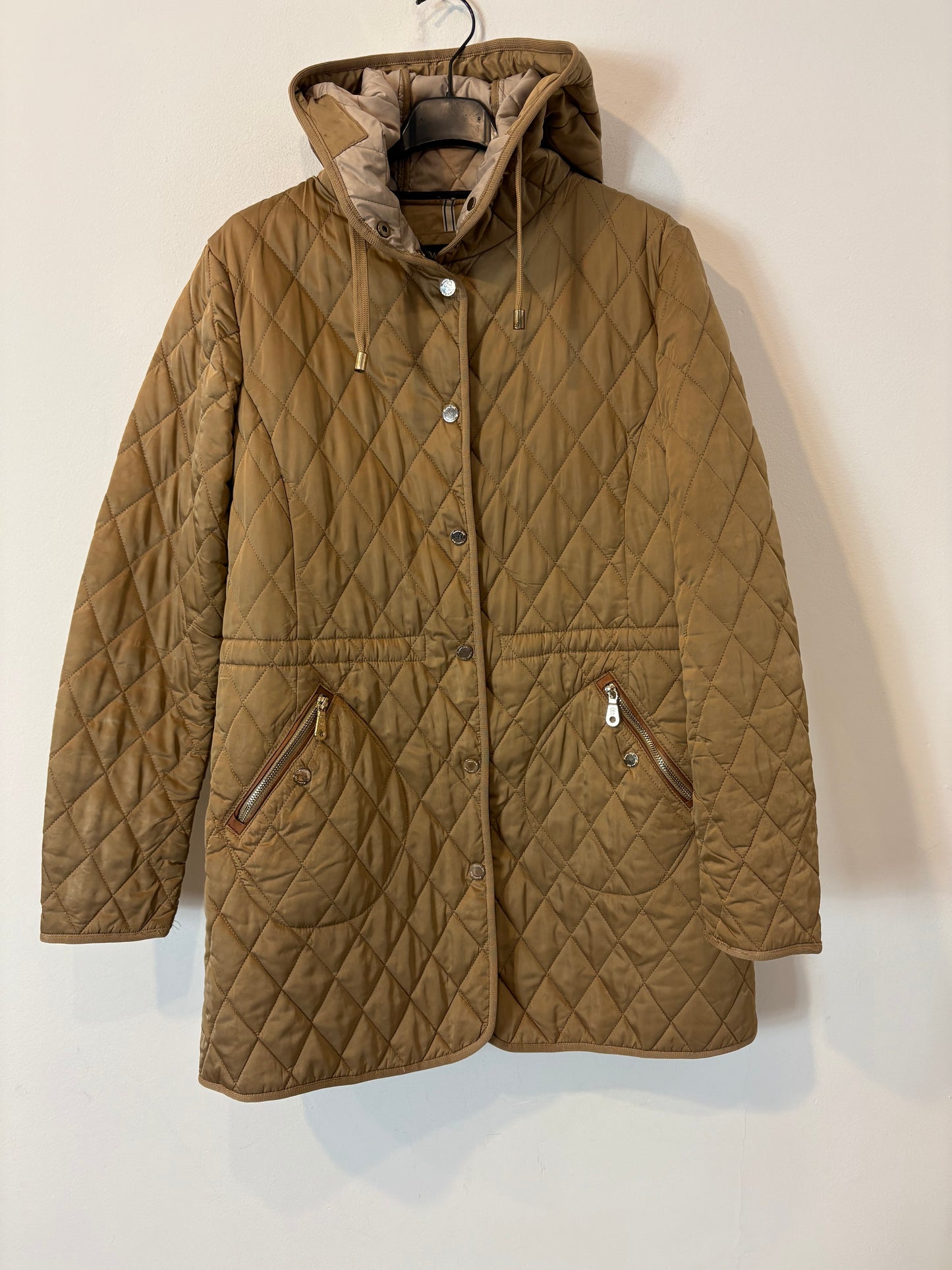 MASSIMO DUTTI. Abrigo beige guateado capucha