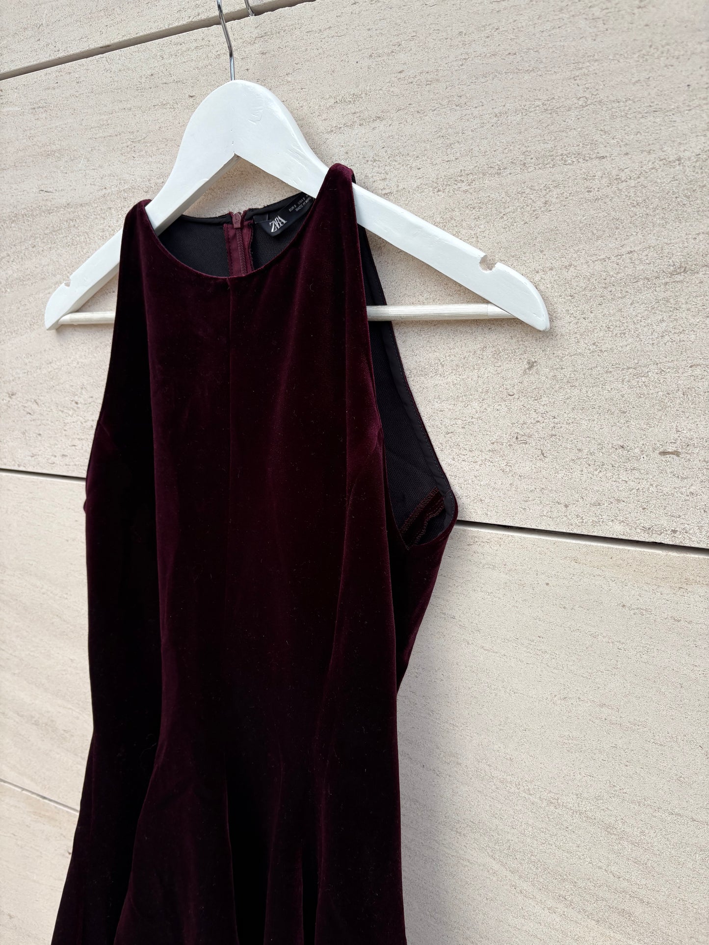 ZARA. Vestido corto terciopelo burdeos