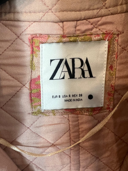 ZARA. Chaqueta estampado tonos rosas T.s