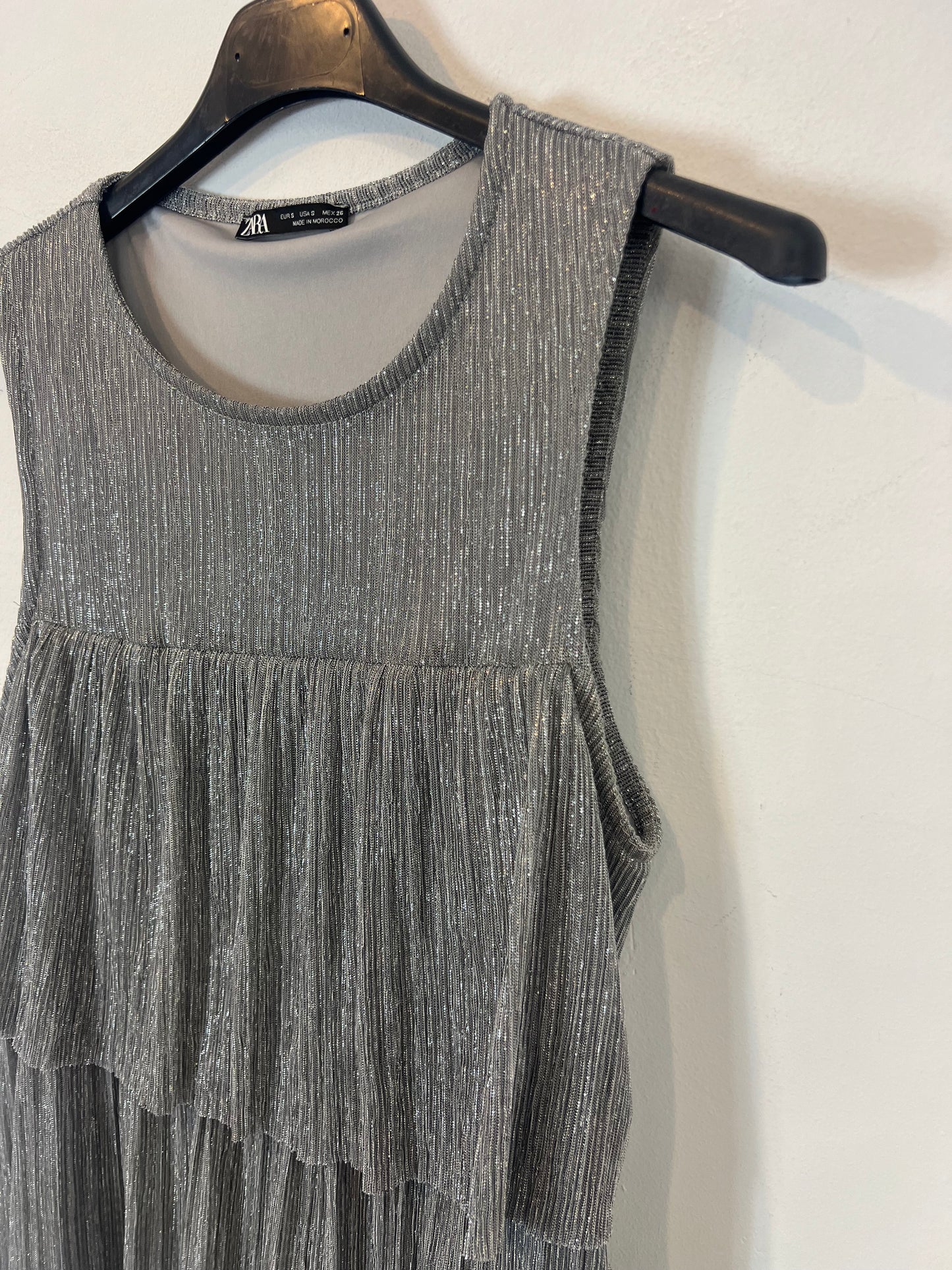 ZARA. Vestido volantes plateado. T S