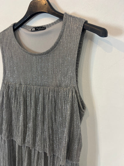 ZARA. Vestido volantes plateado. T S
