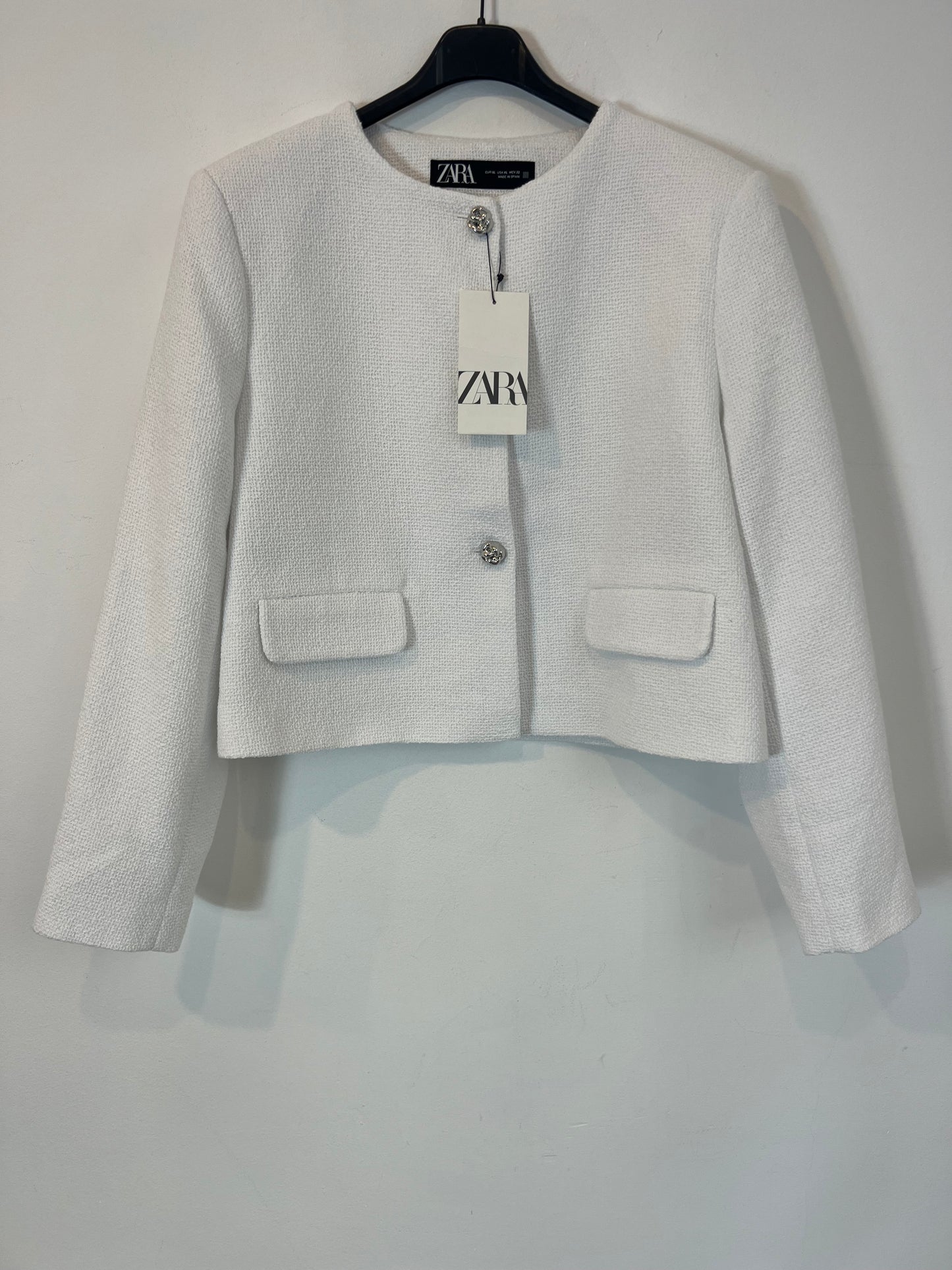ZARA. Chaqueta blanca textura detalle botones. T XL