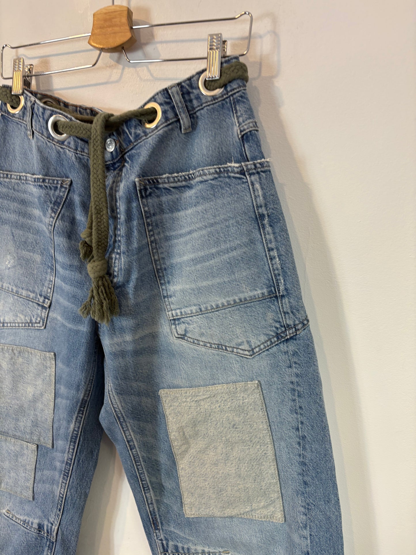 FREE PEOPLE. Denim abotonado parches