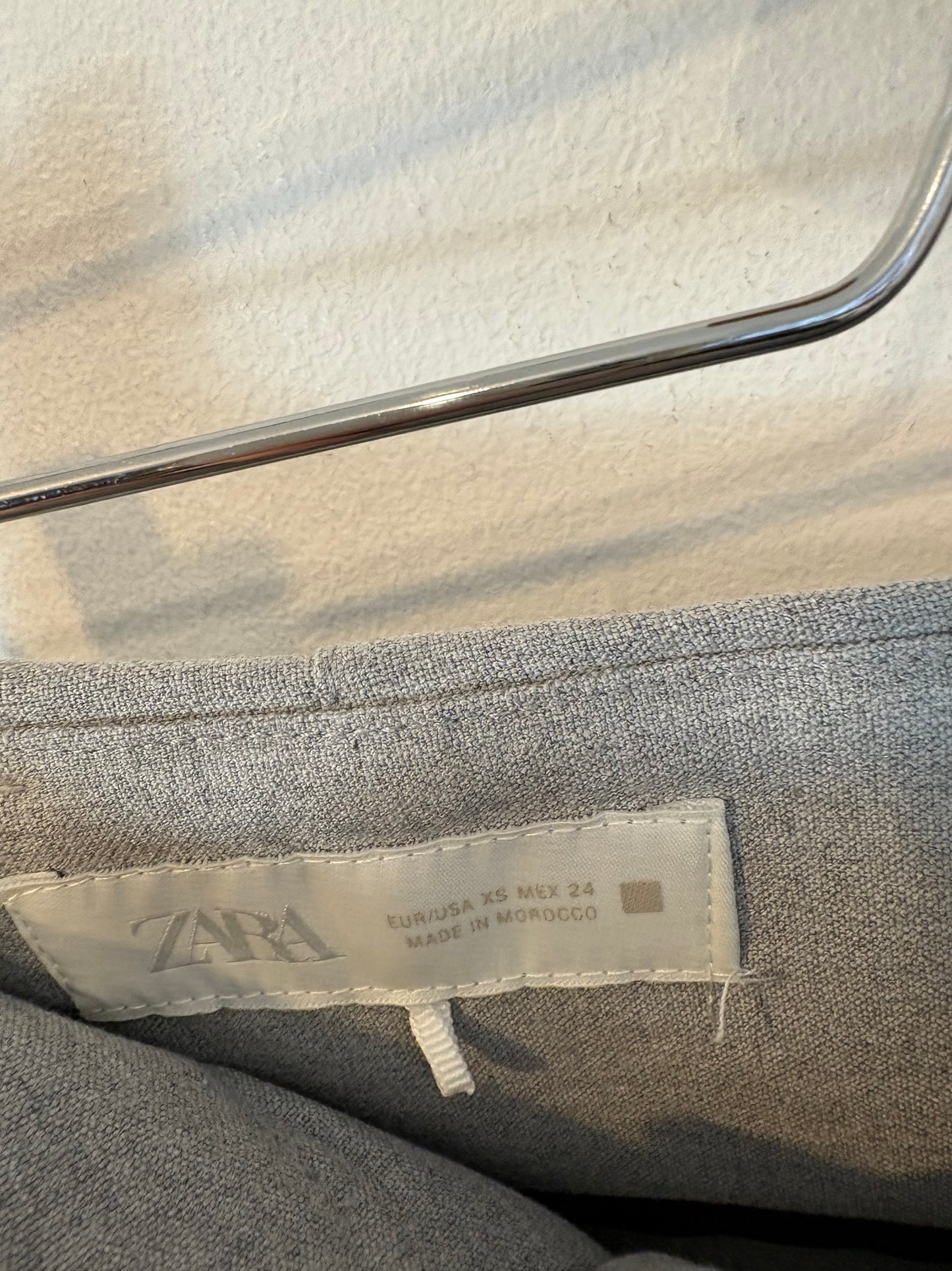 ZARA. Bermuda gris pinzas