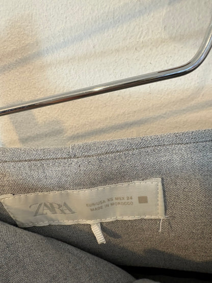 ZARA. Bermuda gris pinzas