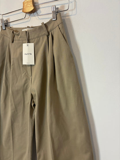 NURRK. Pantalón beige pinzas pata ancha