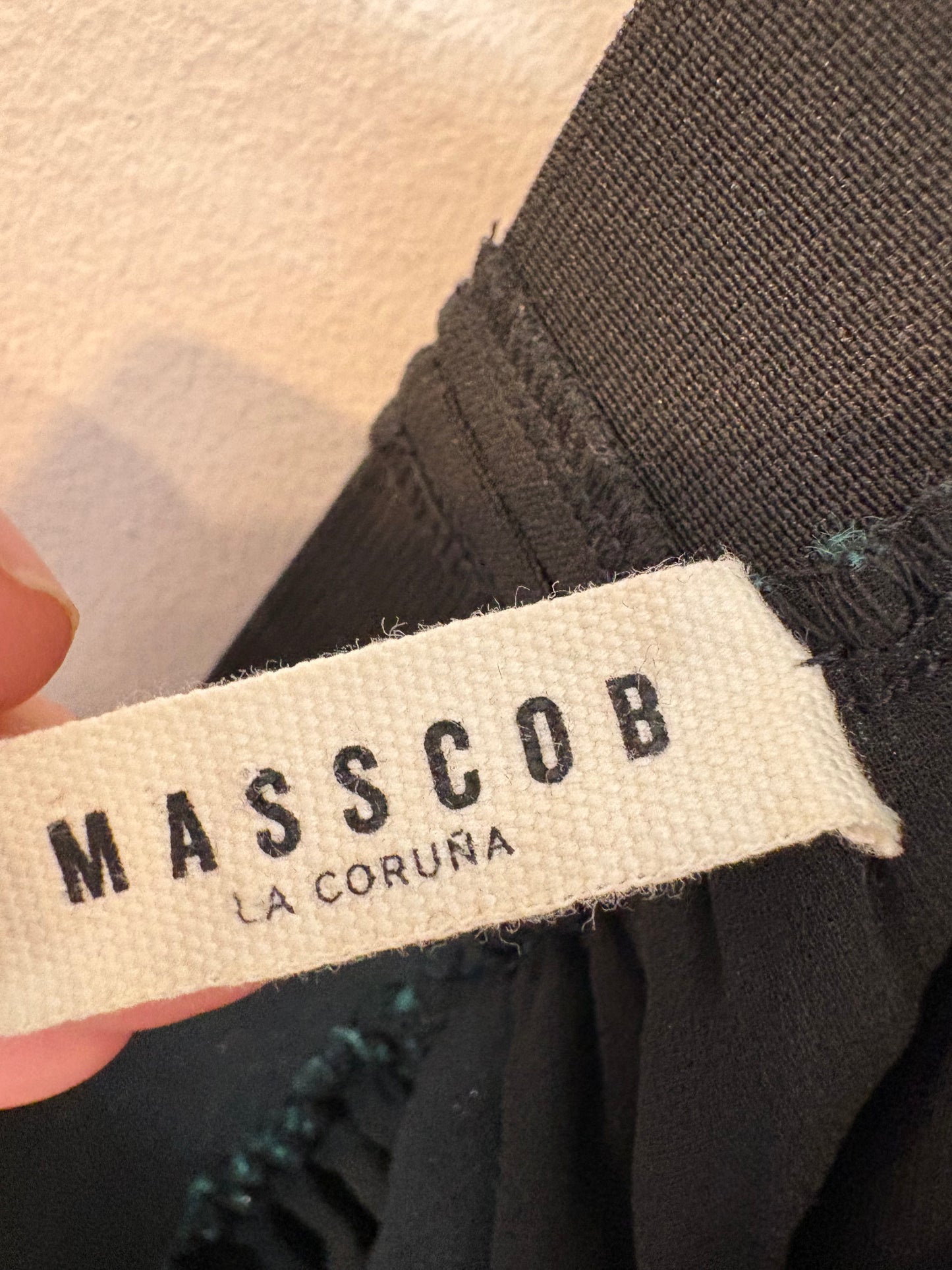 MASSCOB. Falda verde terciopelo asimétrica