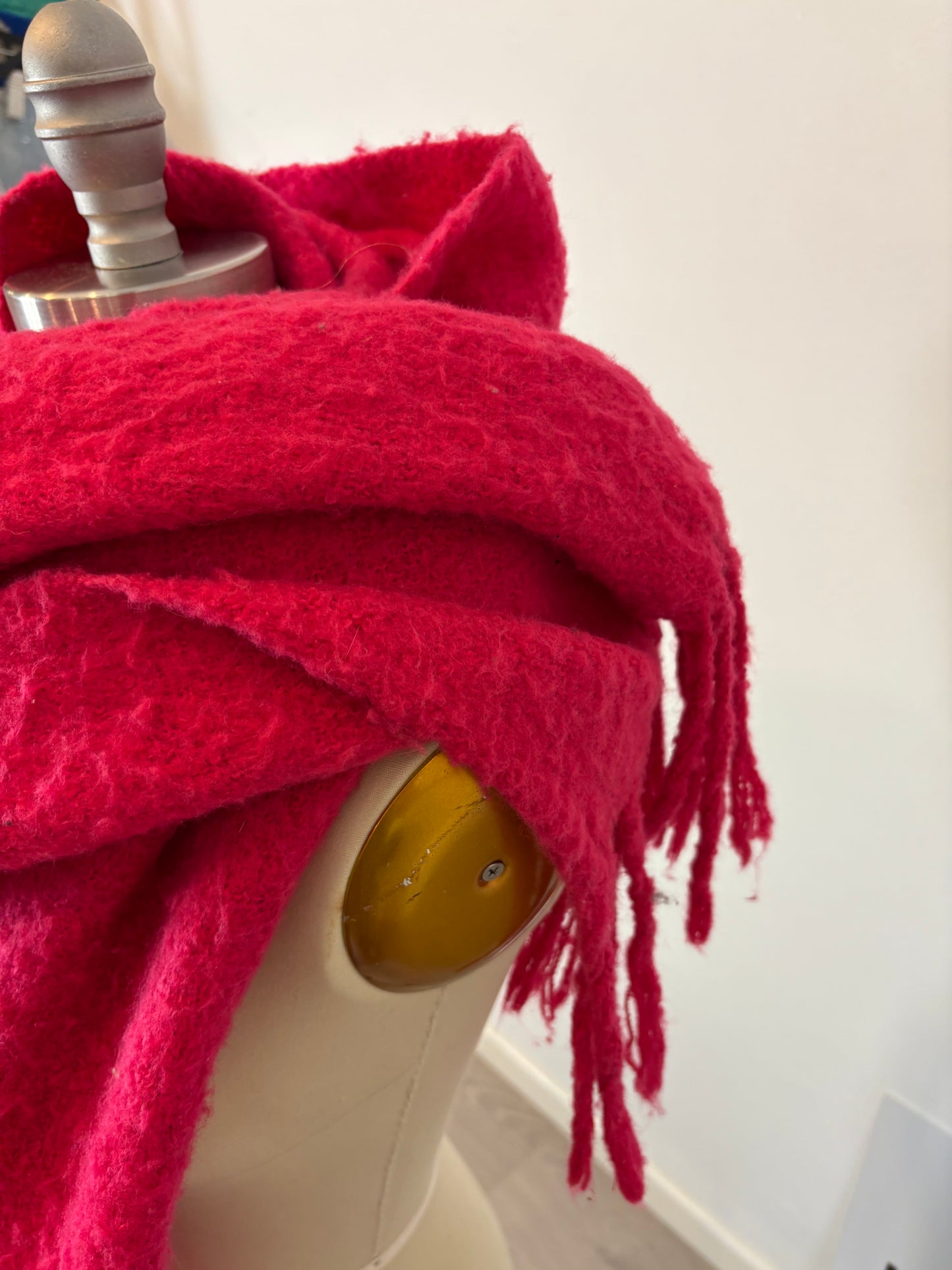 BIMBA Y LOLA. Bufanda fucsia gruesa