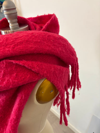 BIMBA Y LOLA. Bufanda fucsia gruesa