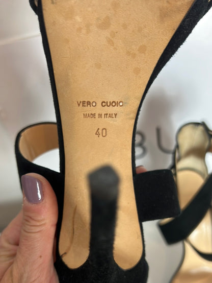 BARNEYS NEW YORK. Sandalia piel negra tiras. T 40