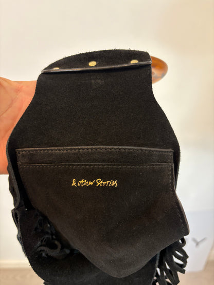 &OTHER STORIES. Bolso red piel