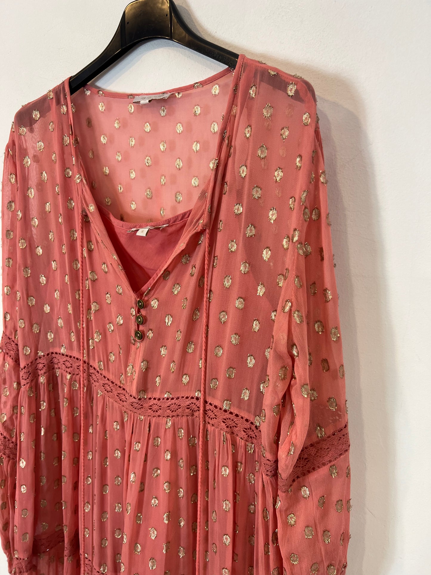 GOA COLLECTION. Vestido largo rosa hilos dorados. T S