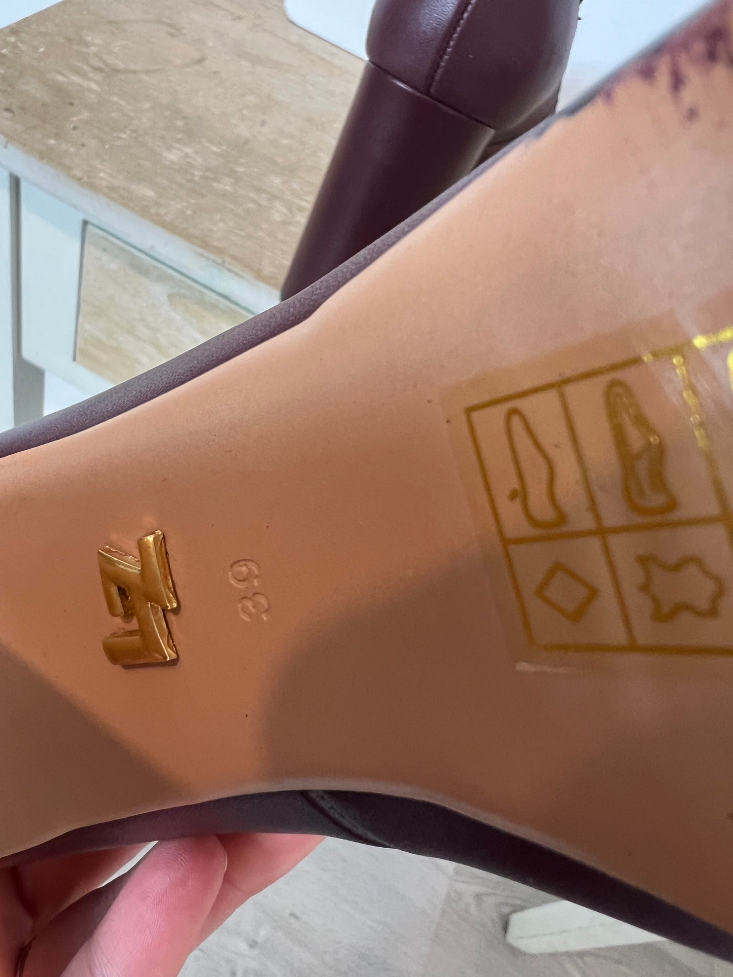 LOLA CRUZ. Burgundy leather platform pumps. Size 39