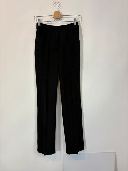 H&M. Conjunto chaqueta y pantalón negro detalles