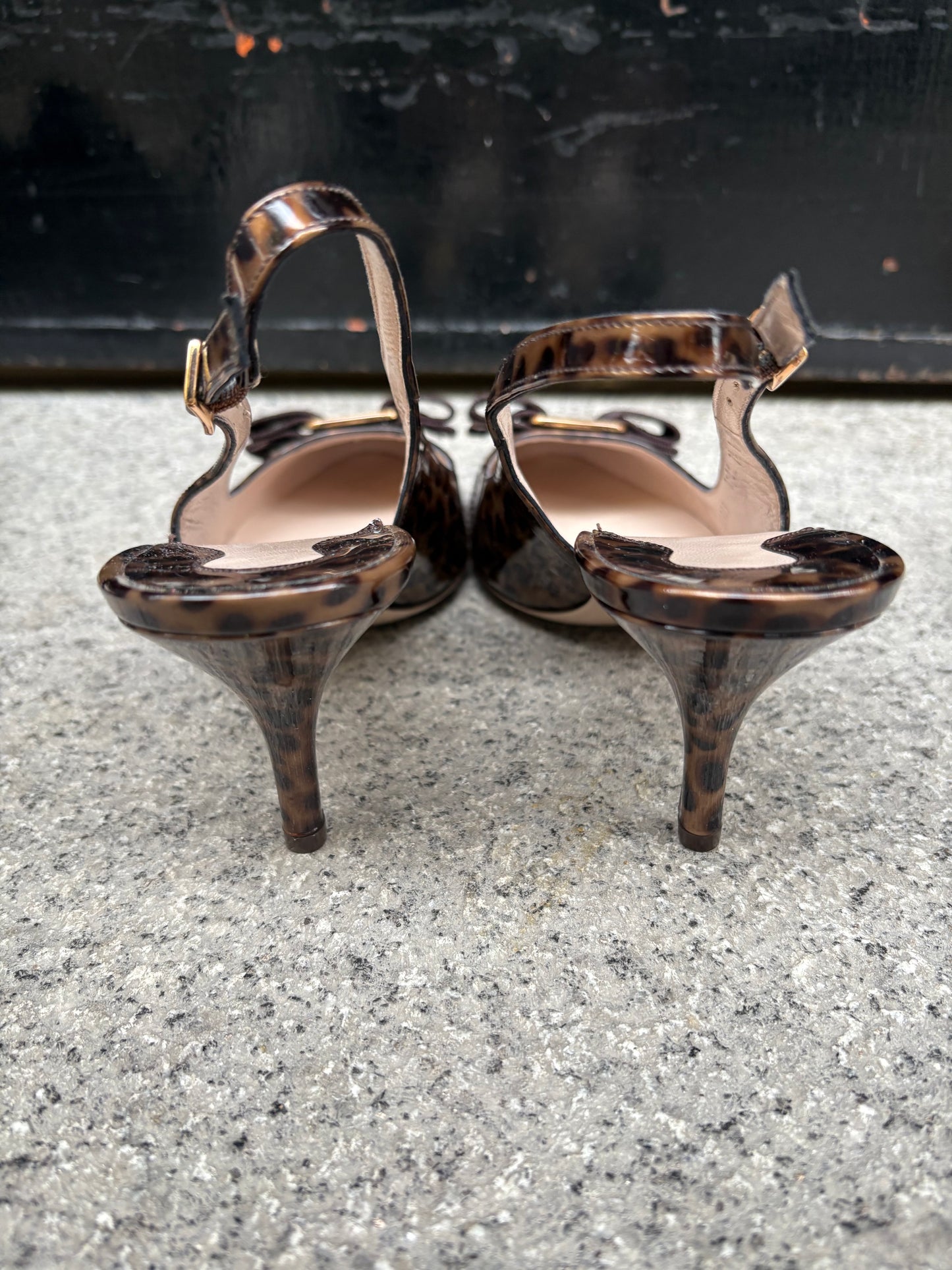 SALVATORE FERRAGAMO. Tacones charol animal print