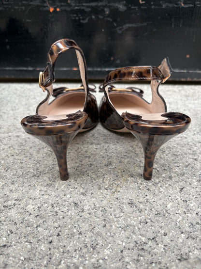 SALVATORE FERRAGAMO. Tacones charol animal print