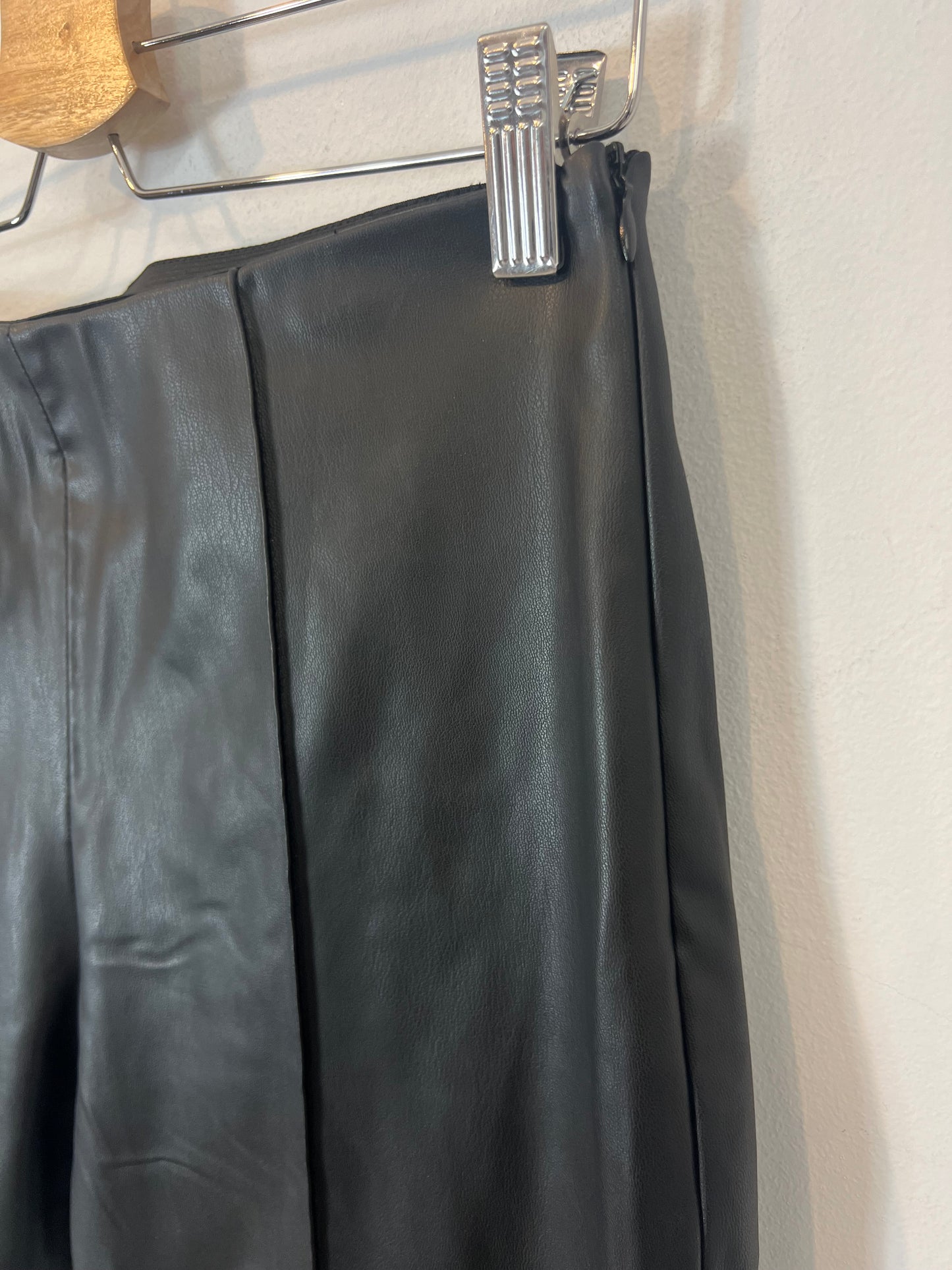 ZARA. Pantalón efecto piel costura. T S