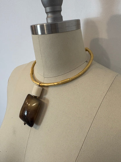 OTRAS. Gargantilla rígida dorada colgante