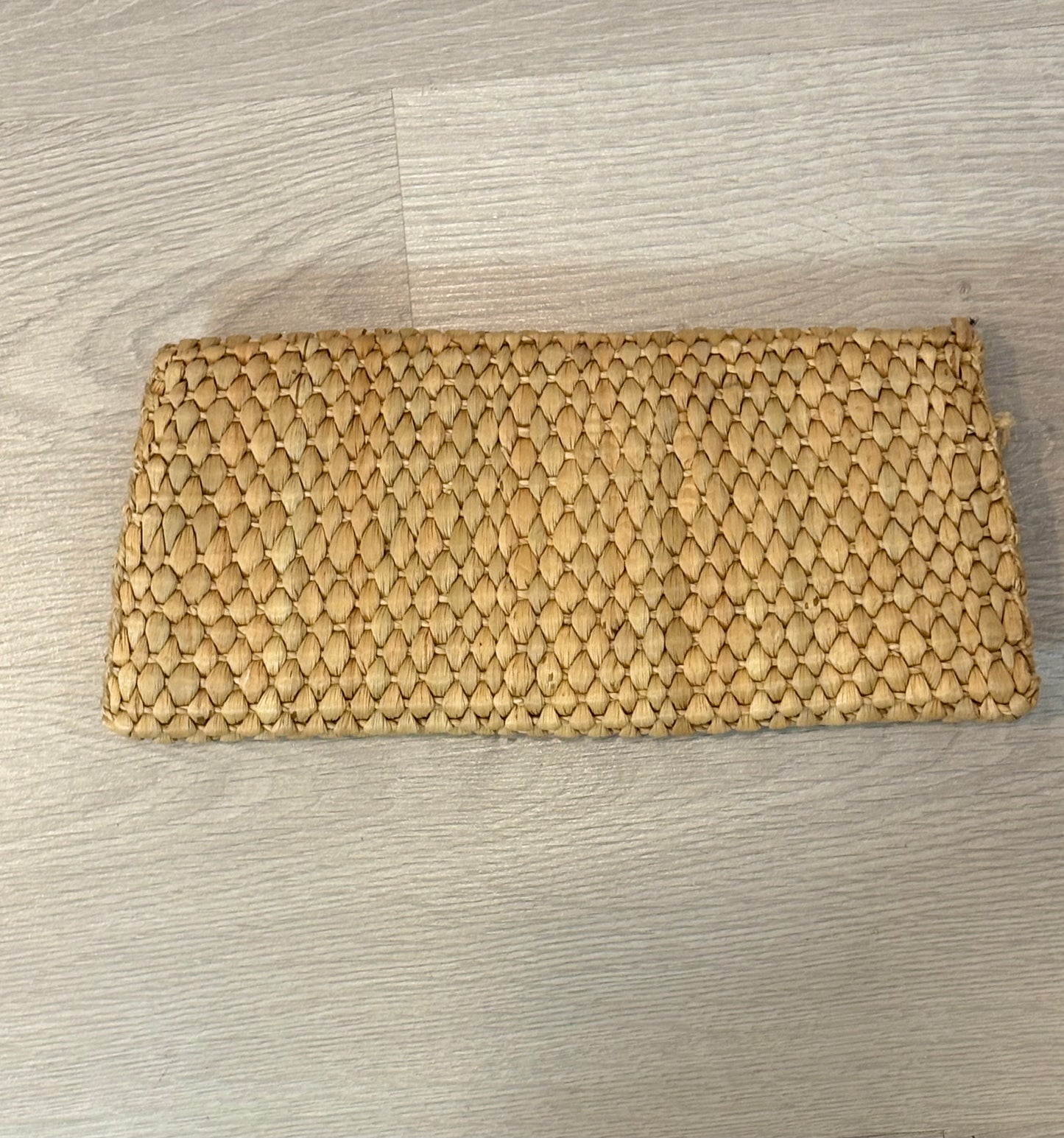 OTRAS. Cartera de mano rafia