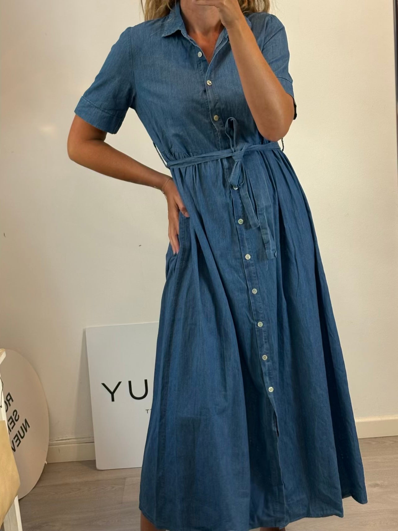 ALGO BONITO. Vestido denim largo abotonado