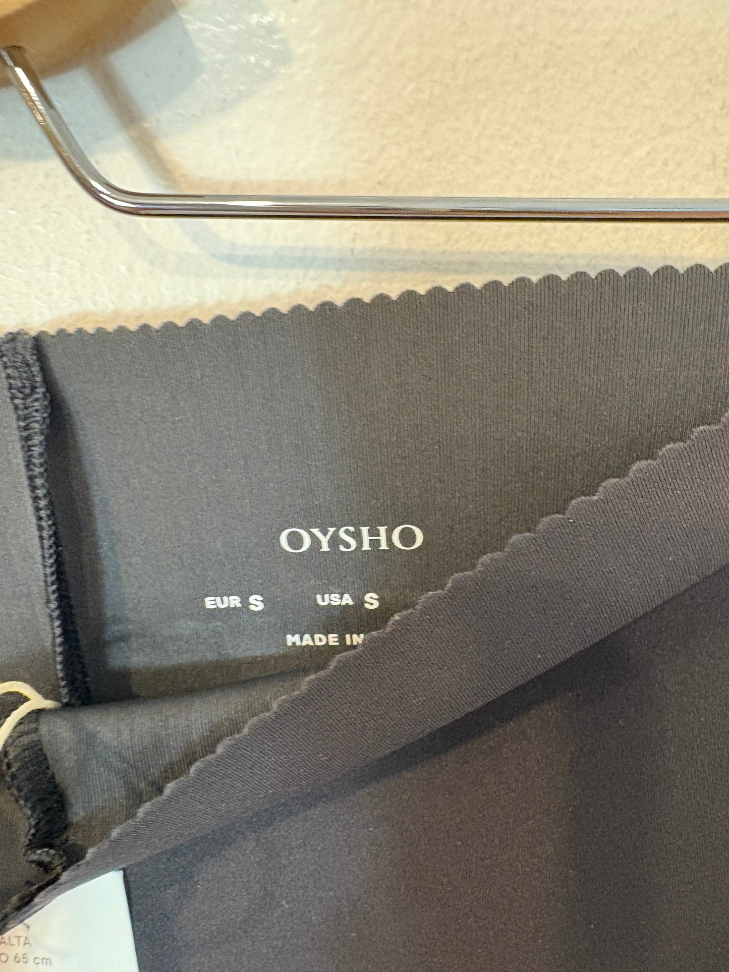 OYSHO. Mallas negras deportivas