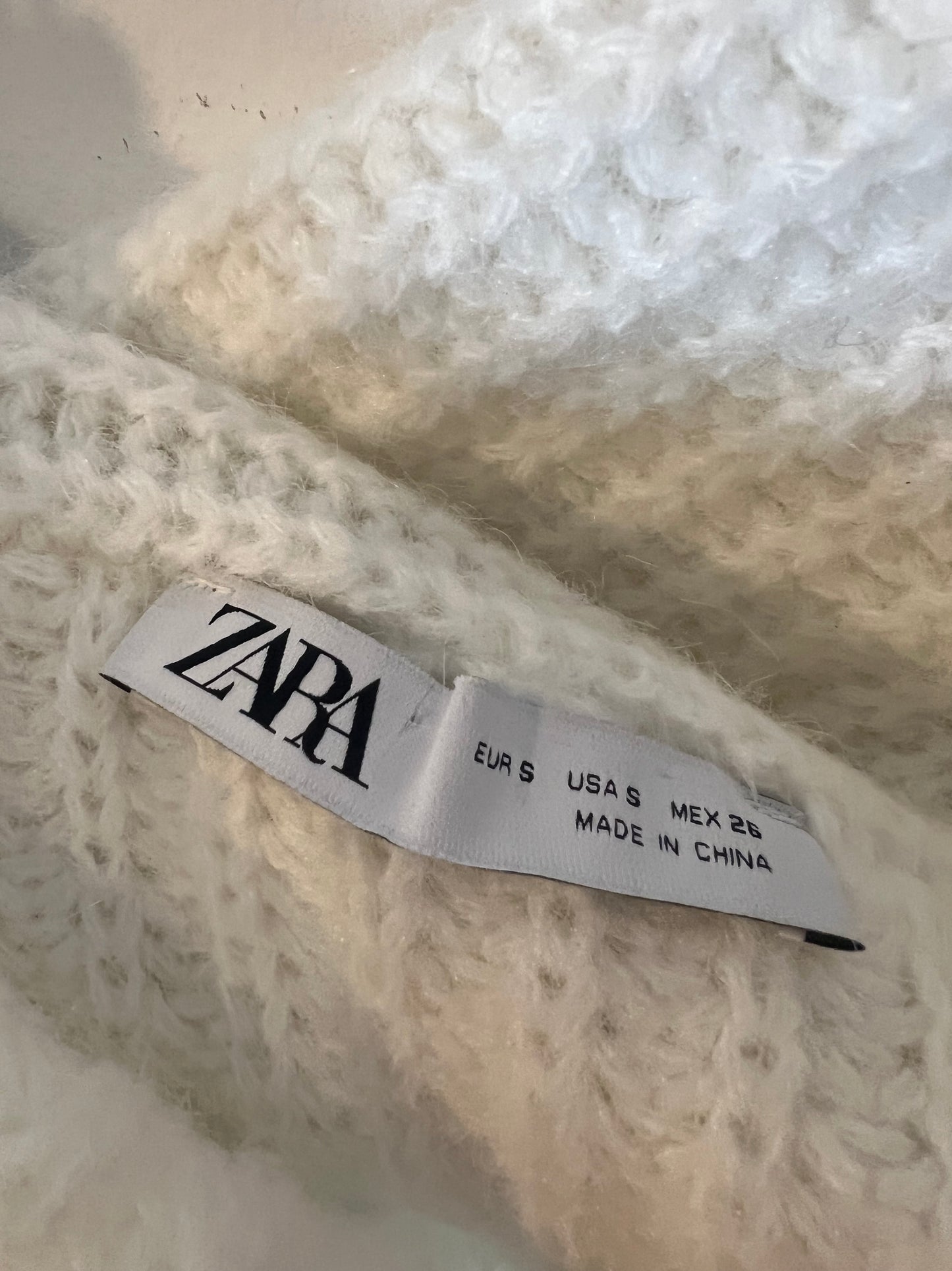 ZARA. Jersey blanco detalle cuello. T S