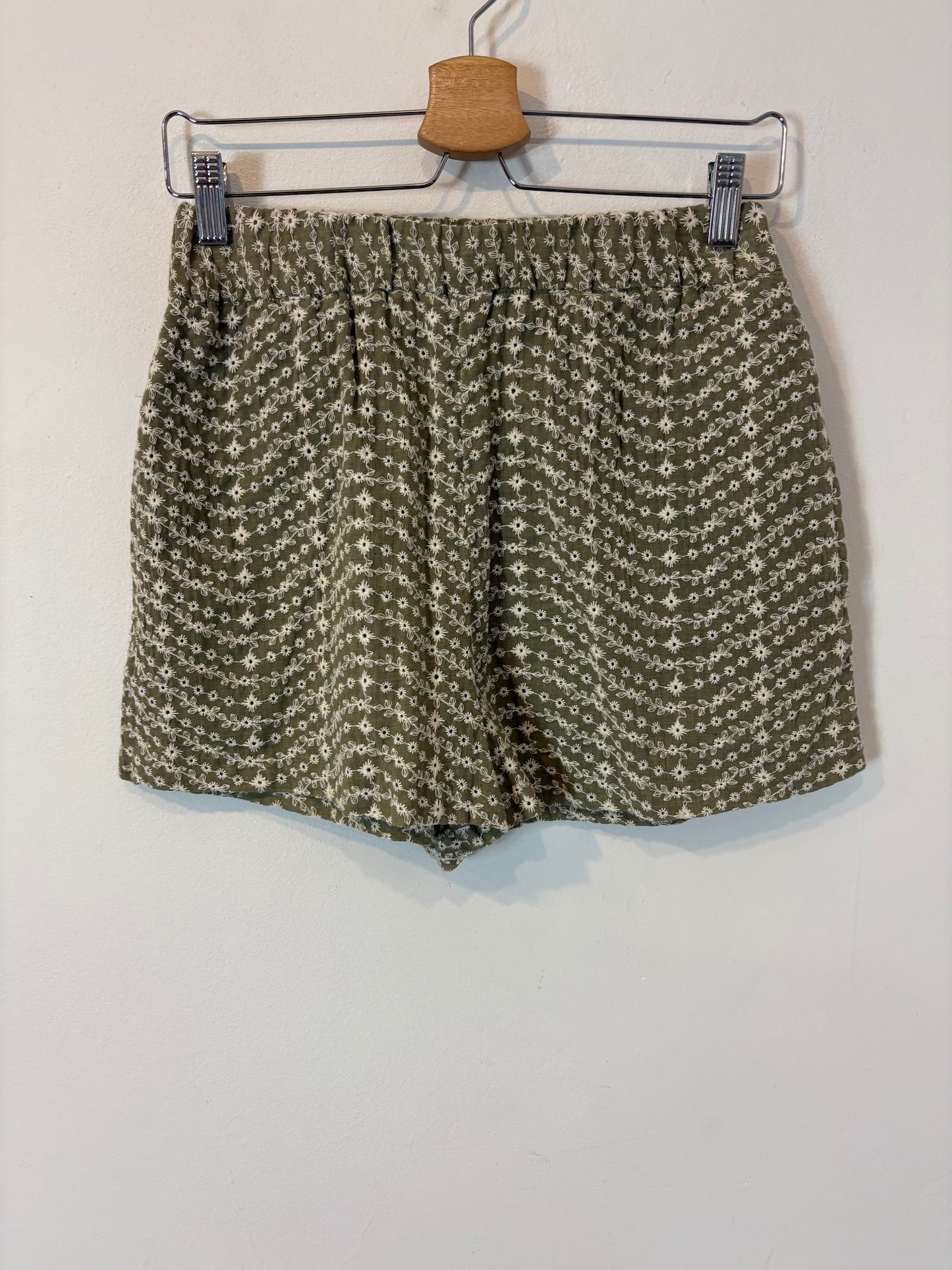 ZARA. Green shorts with embroidered flowers Ts