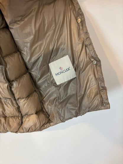 MONCLER. Chaleco ligero beige oscuro
