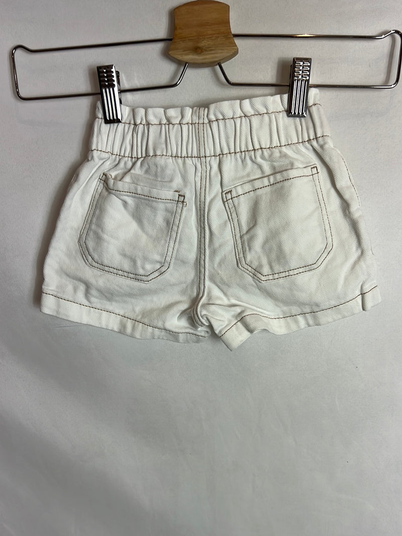 H&M. Pantalón corto blanco costuras. T 2 años