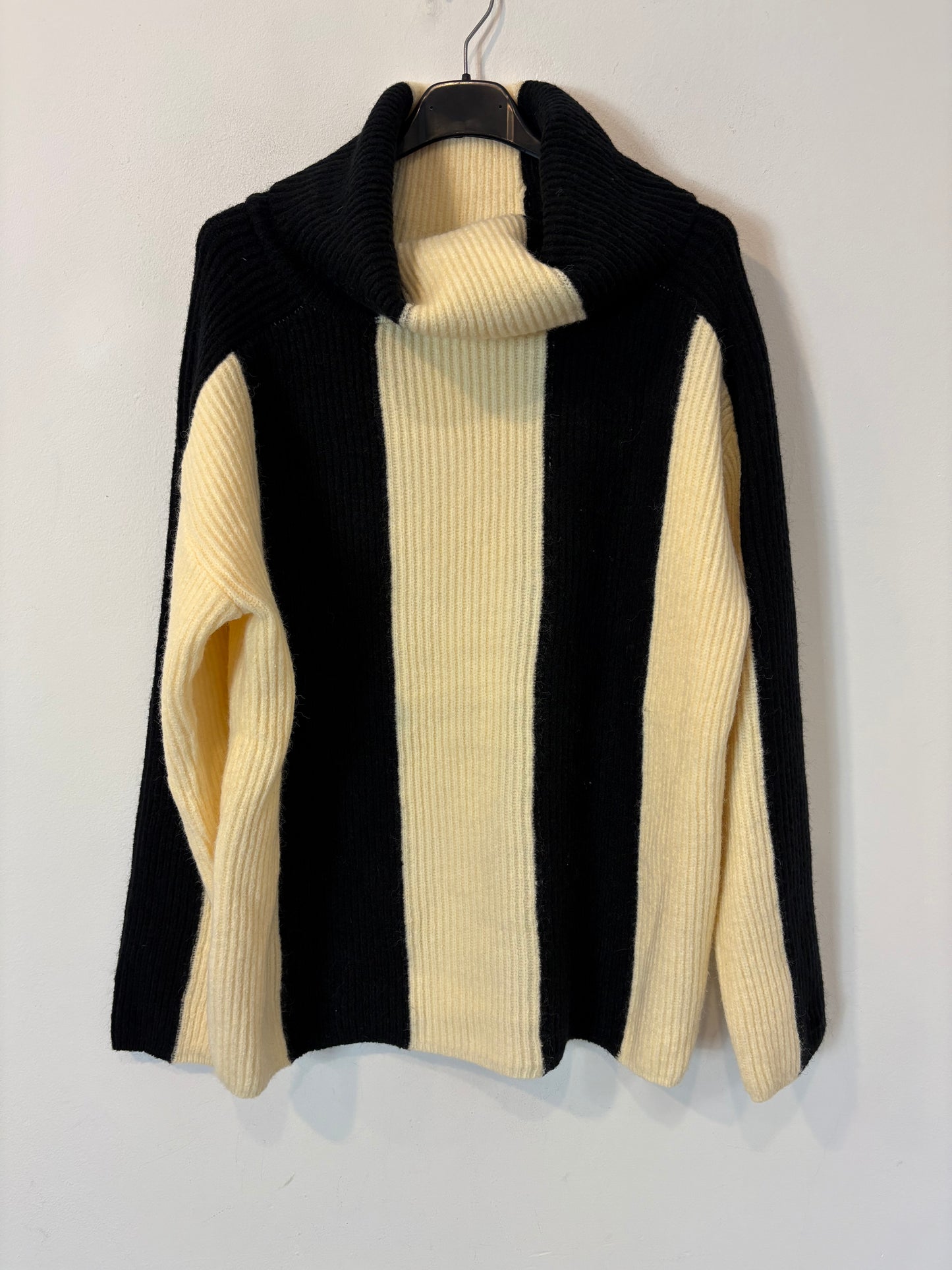 WILD PONY. Jersey bicolor cuello vuelto