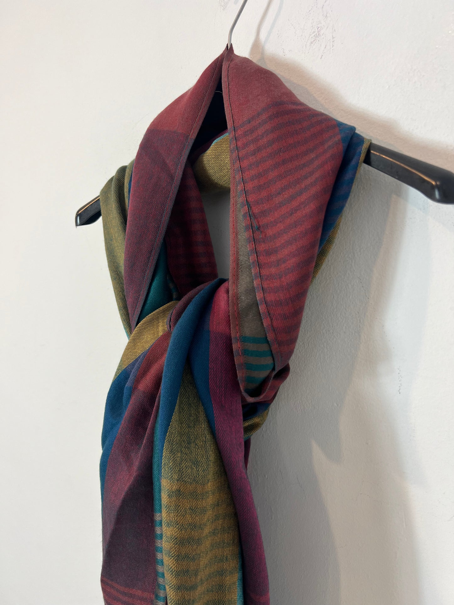 OTRAS. Fular tayas tonos burdeos