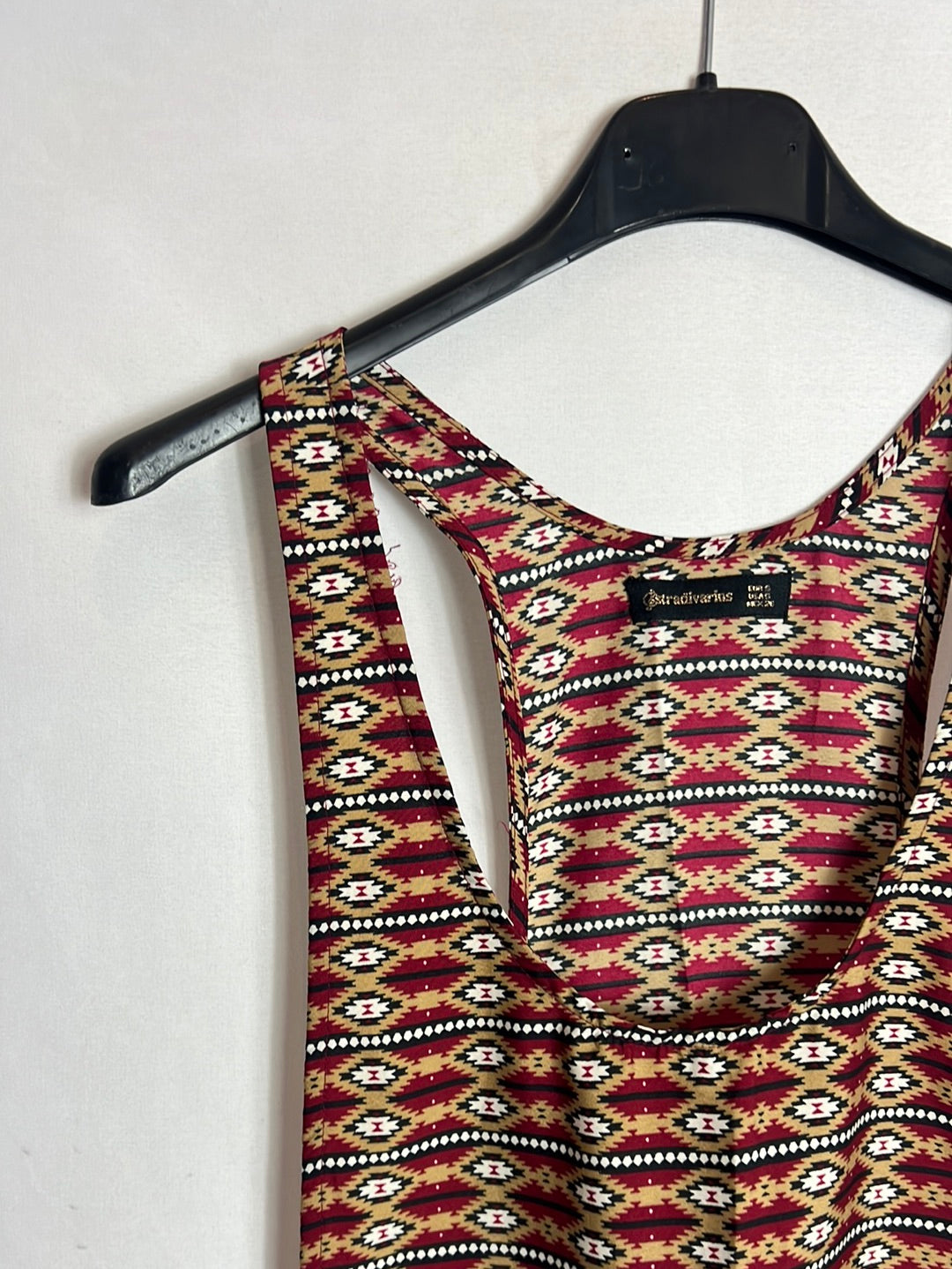 STRADIVARIUS. Mono corto burdeos estampado. T S