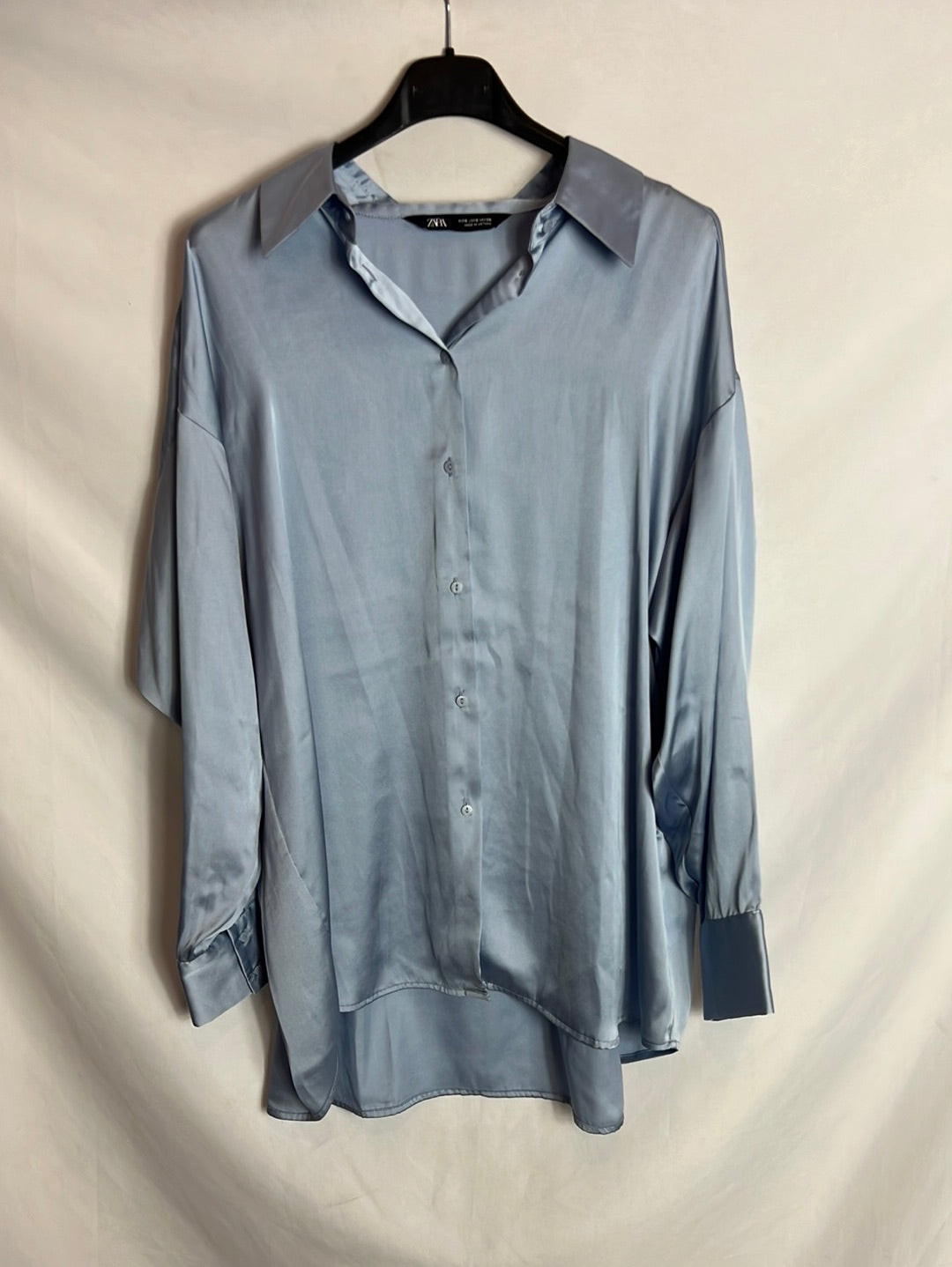 ZARA. Blusa azul claro satinada. T S