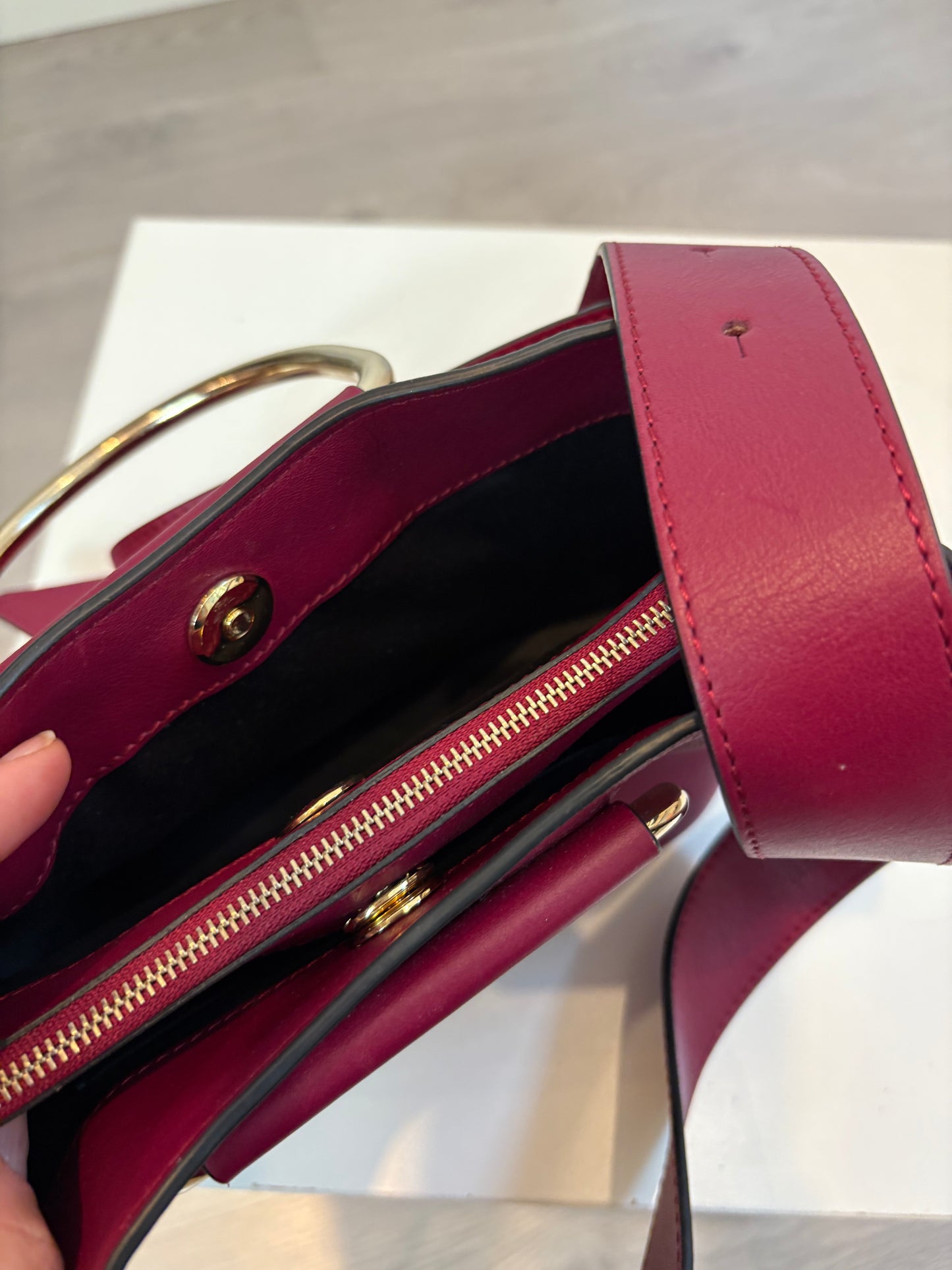 SANDRA FRECKLED. Bolso burdeos bandolera piel