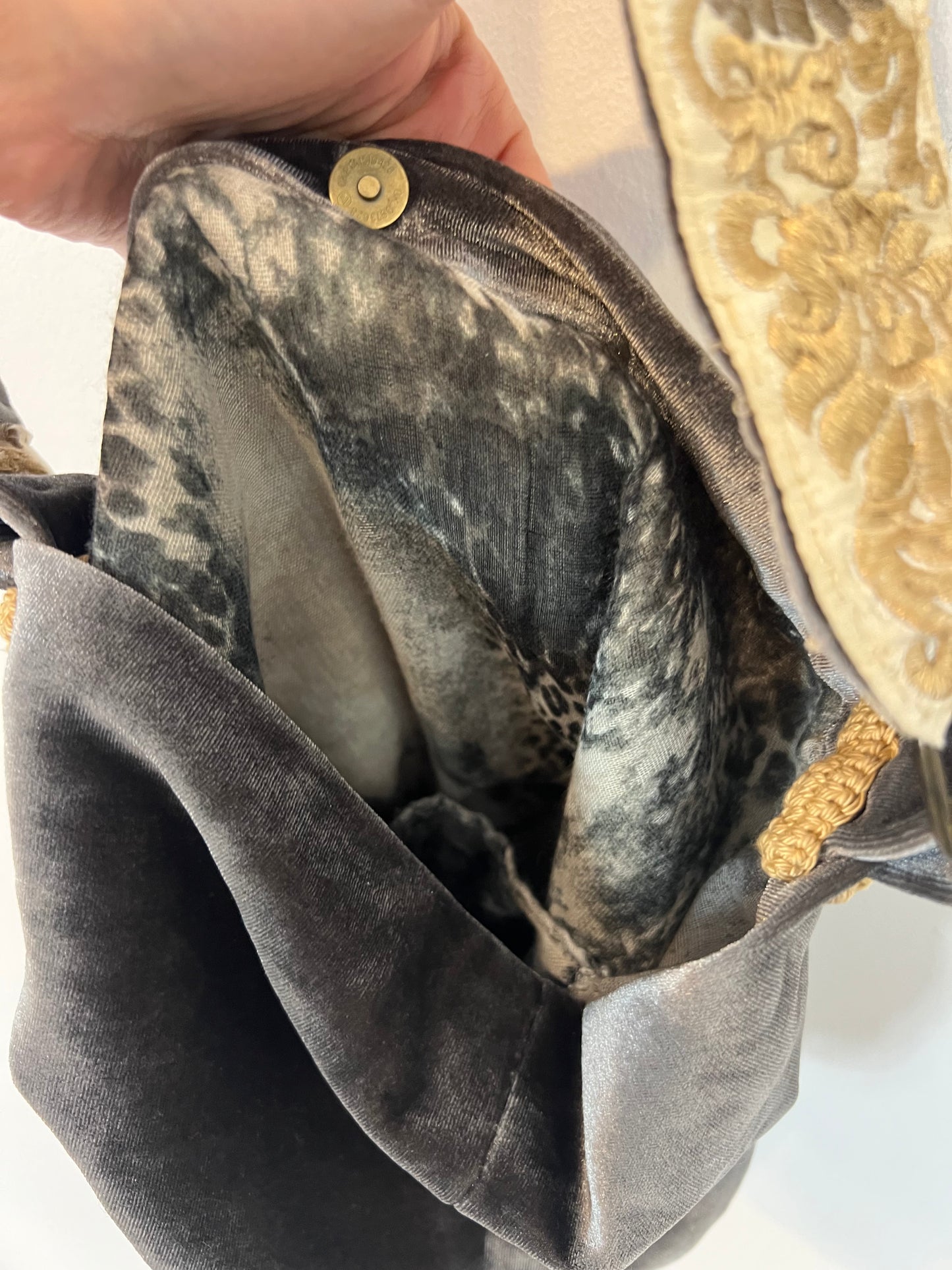 OTRAS. Bolso terciopelo gris