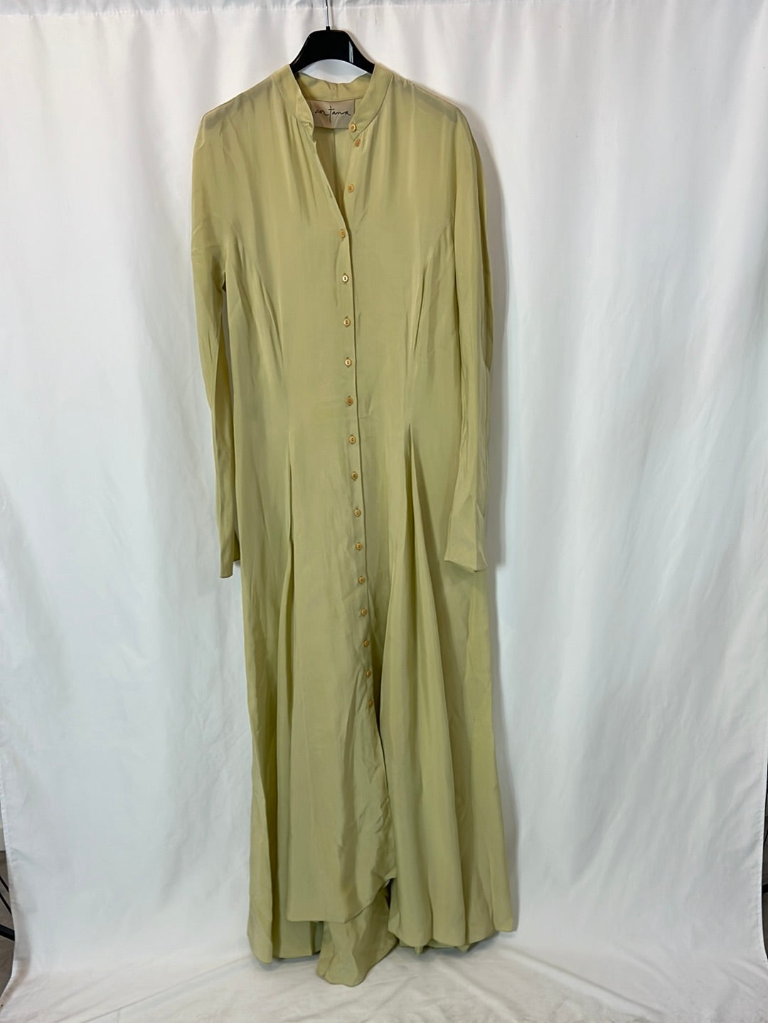 CORTANA. Vestido largo beige abotonado. T 38