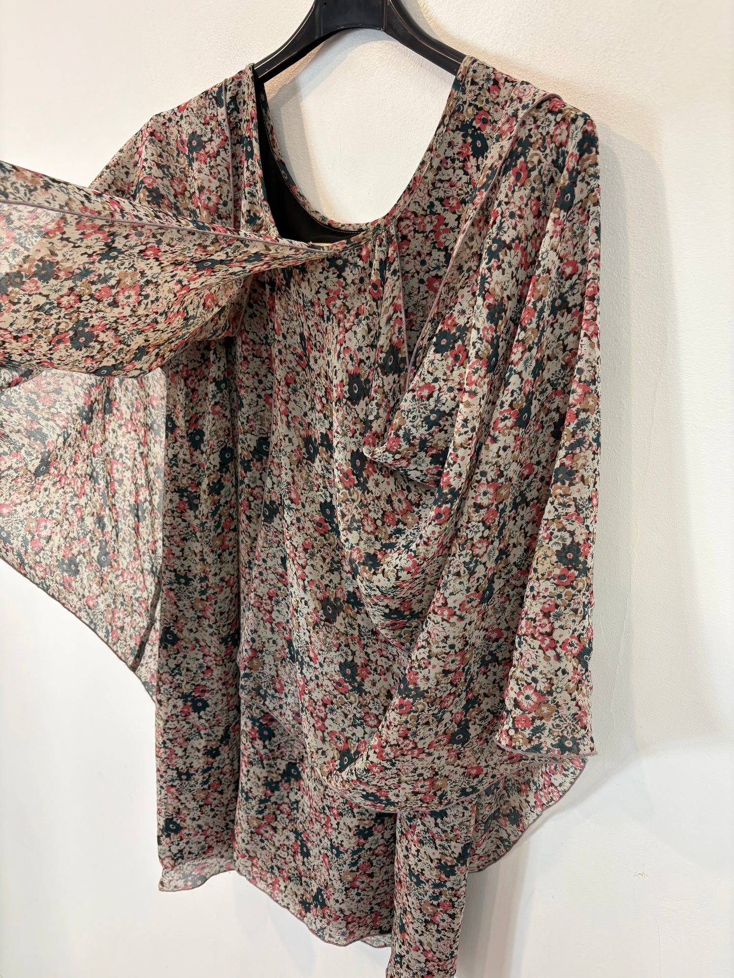 JOVONNISTA. Blusa flores fluida