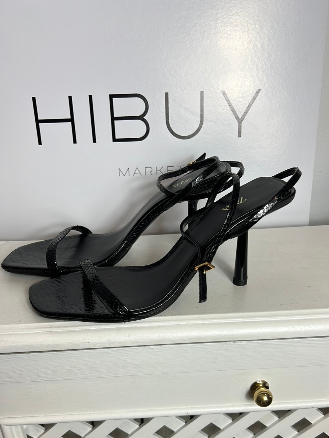 ZARA. Sandalias negras efecto serpiente T.40